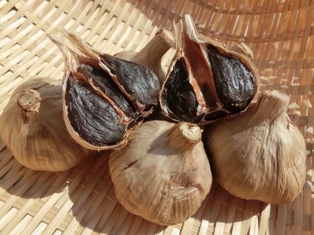 黒にんにく：そのまま食べられる